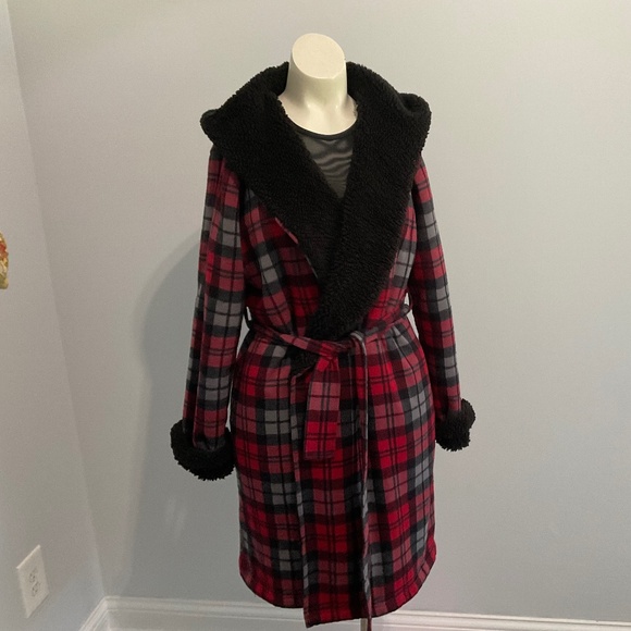 UGG robe,red plaid. Large - Picture 1 of 8